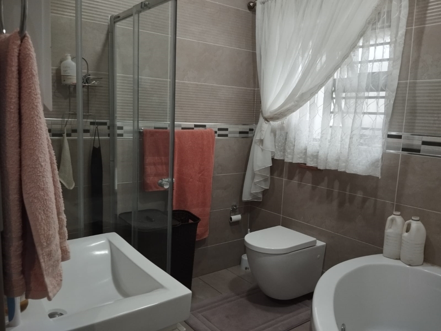 4 Bedroom Property for Sale in Grimbeeck Park North West